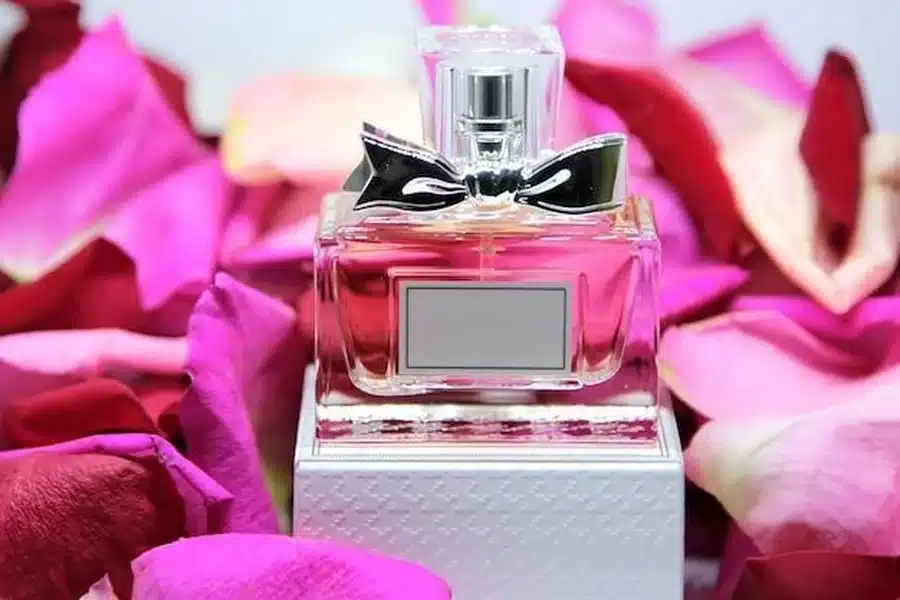 5 Womens Blossom Dupe Perfumes That Last All Day1