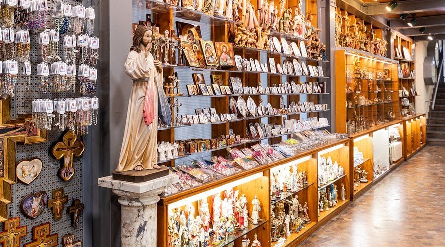 Savelli Religious: The Oldest Vatican Gift Shop in St. Peter’s Square Since 1898